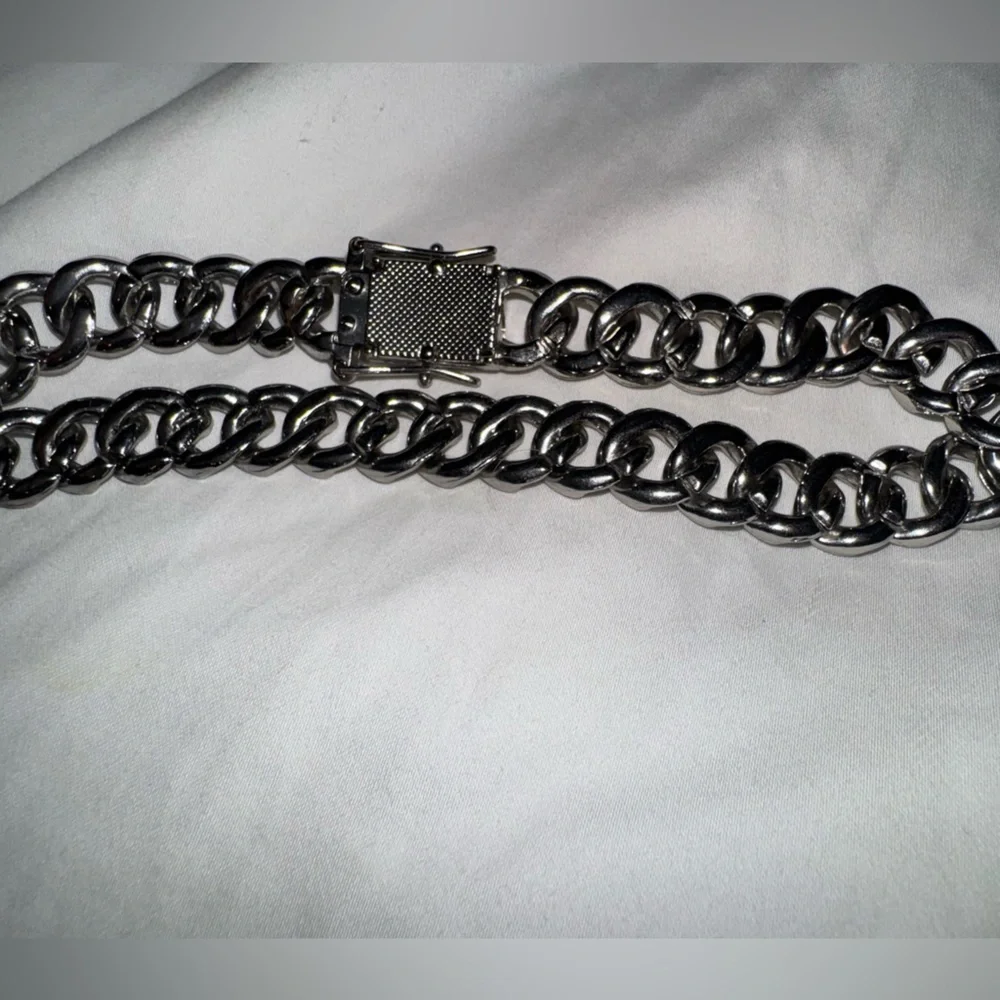 - CUBAN LINK ICED OUT SILVERTONE & ROSE GOLD DOG COLLARS XS 11”